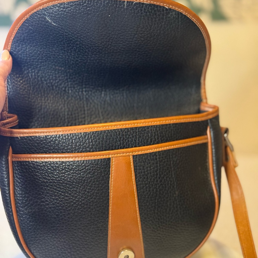 🤑Guess Black and Tan Crossbody Bag - Picture 3 of 8